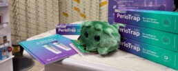 PerioTrap Mikrobiom-Zahnpasta beim Softlaunch in Halle – Produktaufsteller in Apotheke mit Broschüre und grünem Plüschbakterium